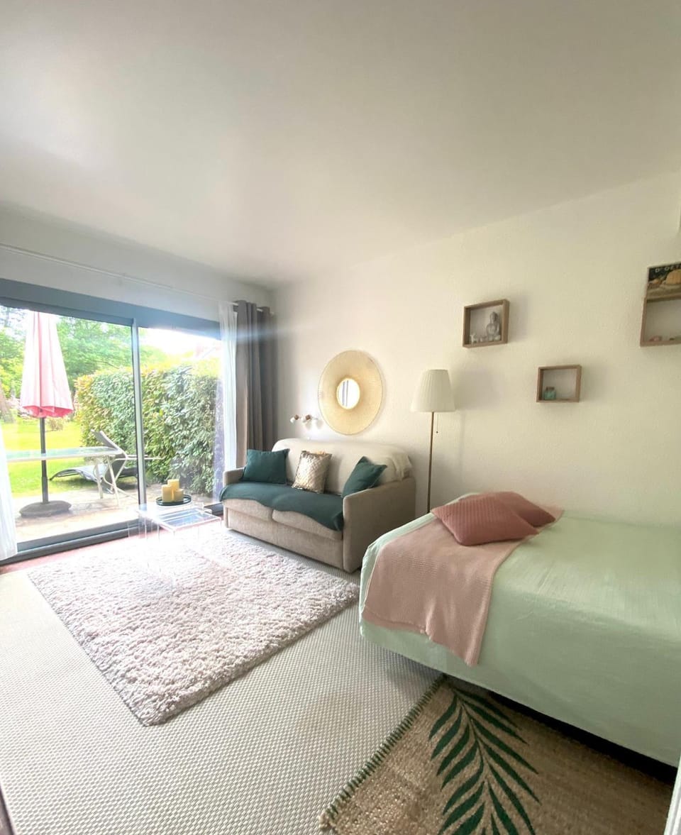 Bed, Living room