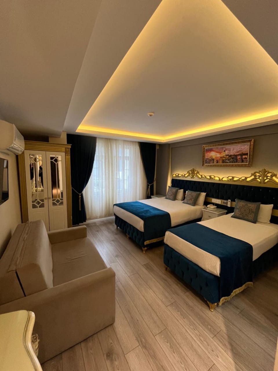 Bed, TV and multimedia, Photo of the whole room, Seating area, Bedroom
