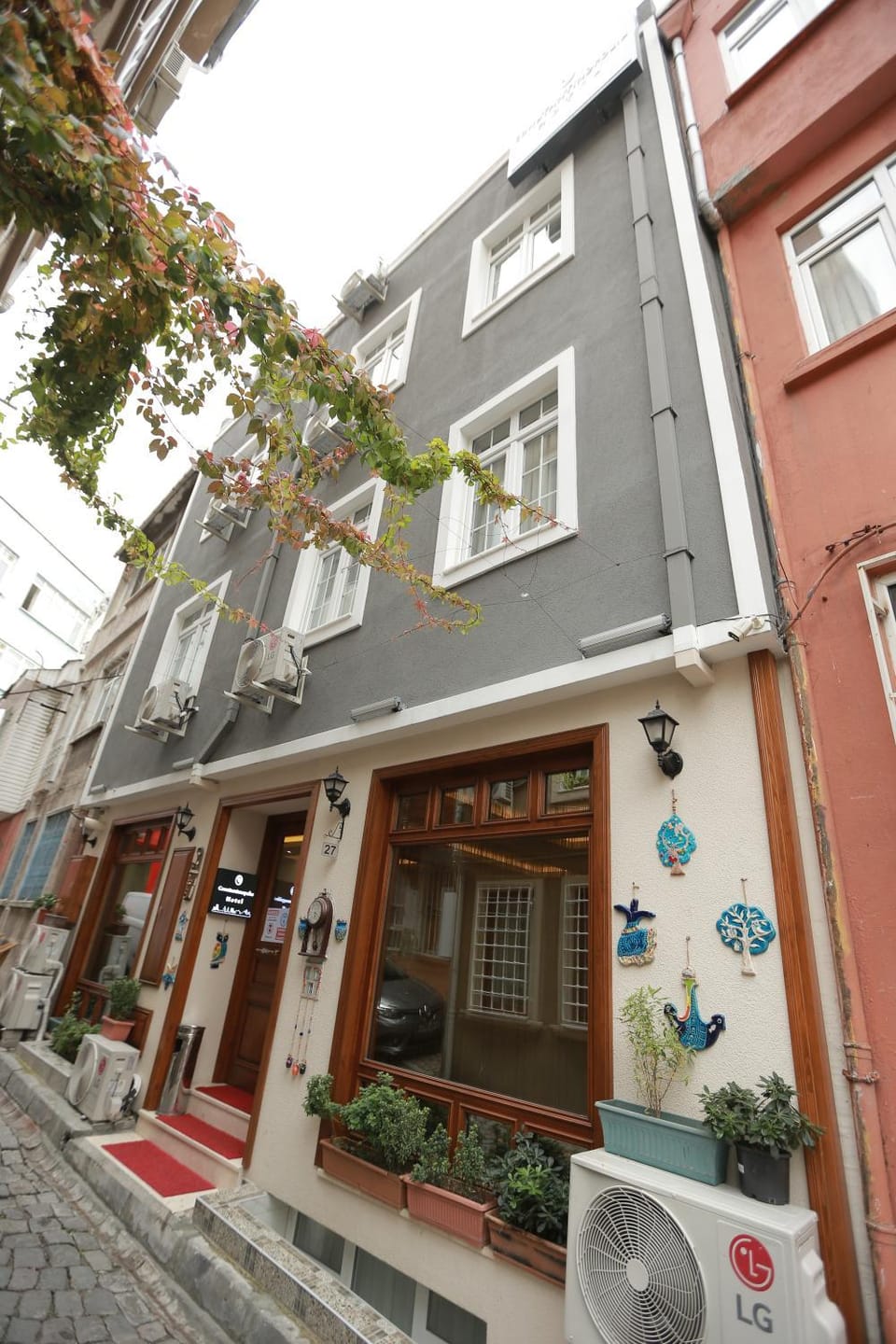 Facade/entrance