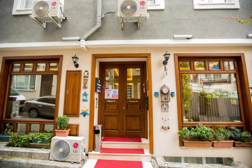 Property building, Facade/entrance, Day