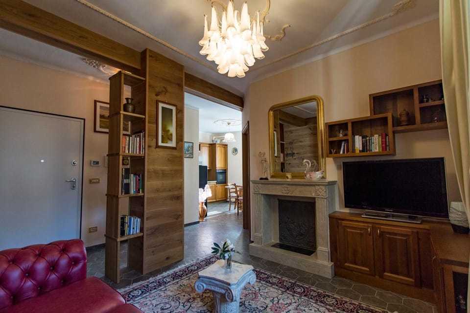 TV and multimedia, Kitchen or kitchenette, Living room, Seating area, flat iron