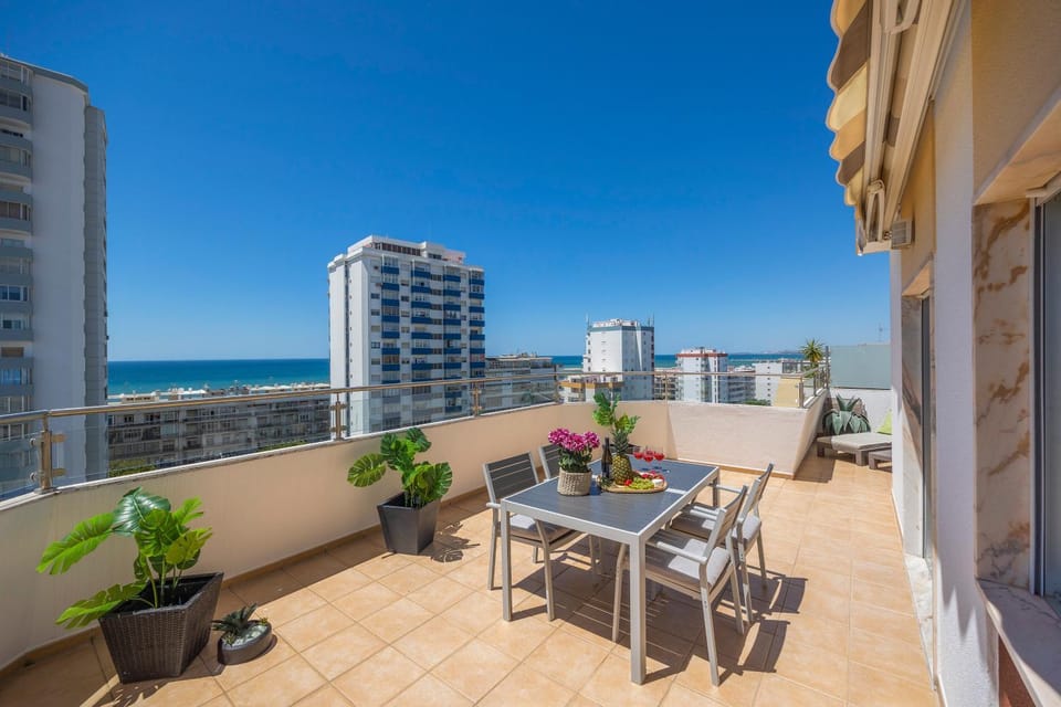 Balcony/Terrace, Seating area, Dining area, City view, Sea view
