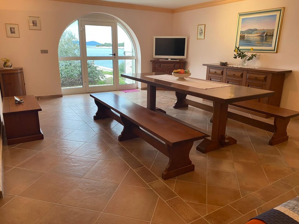 Living room, Seating area, Dining area