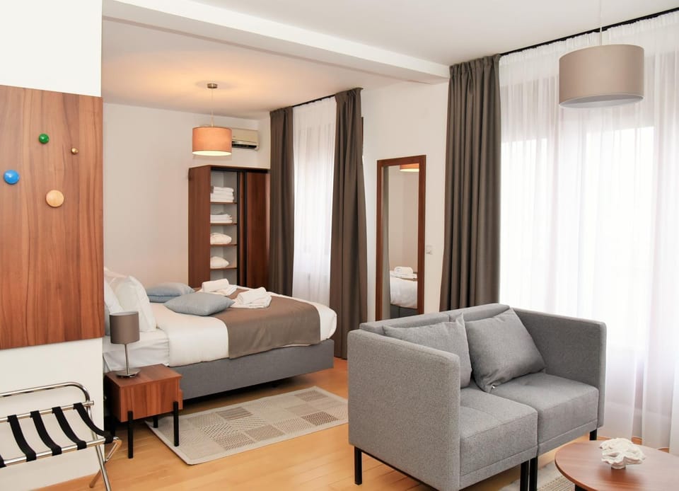 Bed, Photo of the whole room, Seating area, Bedroom