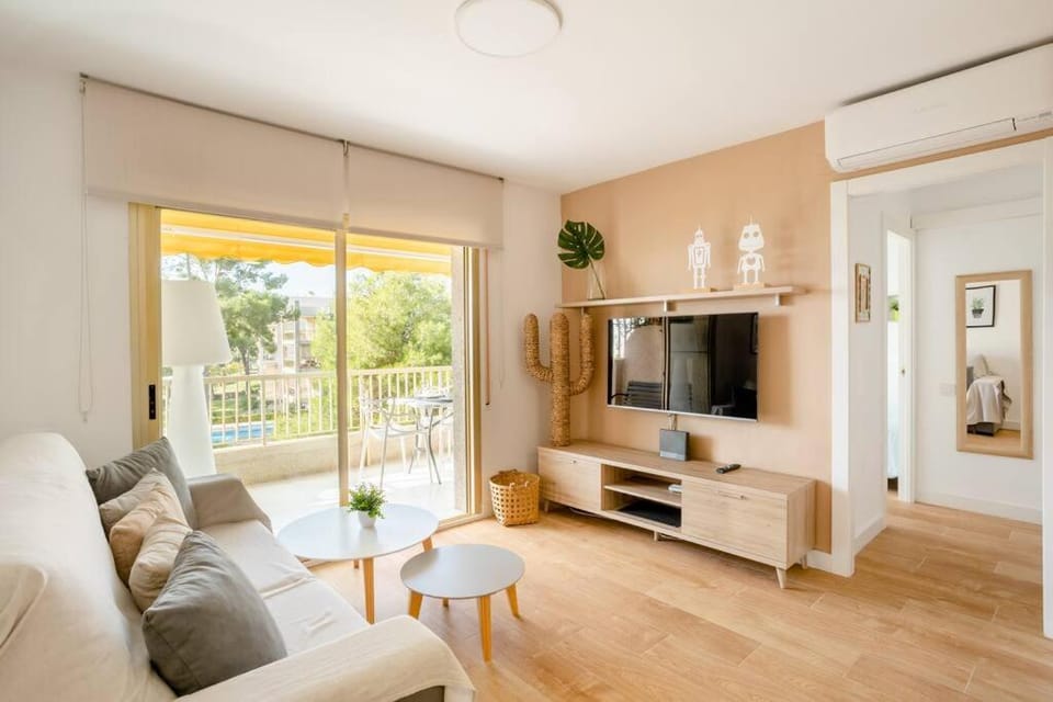 Sea view, pool, free parking, wifi, Port Aventura Apartment in Salou