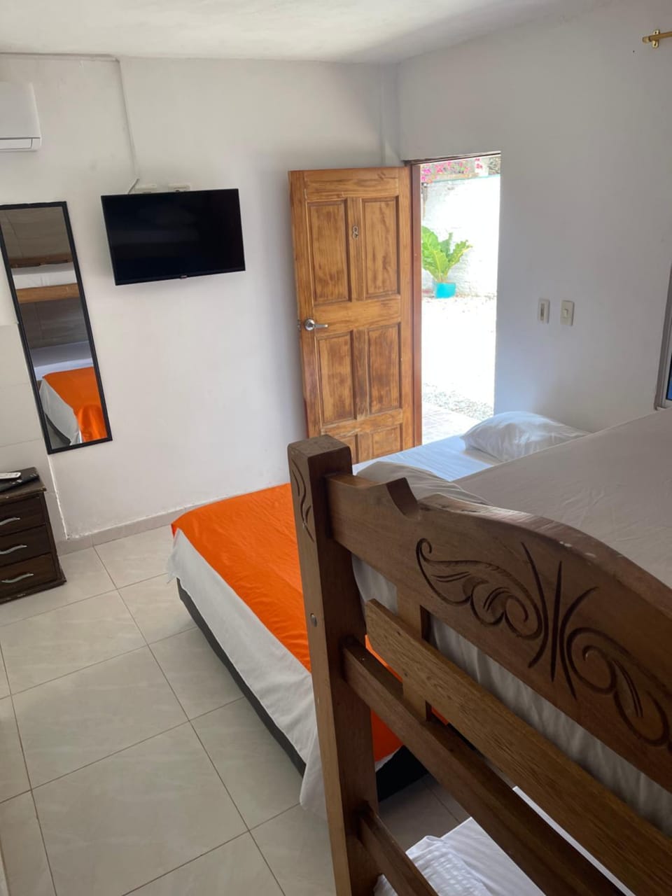 Bed, TV and multimedia, Family