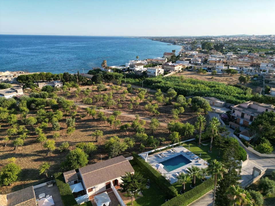 Property building, Natural landscape, Bird's eye view, Beach, City view, Sea view, Swimming pool, Location