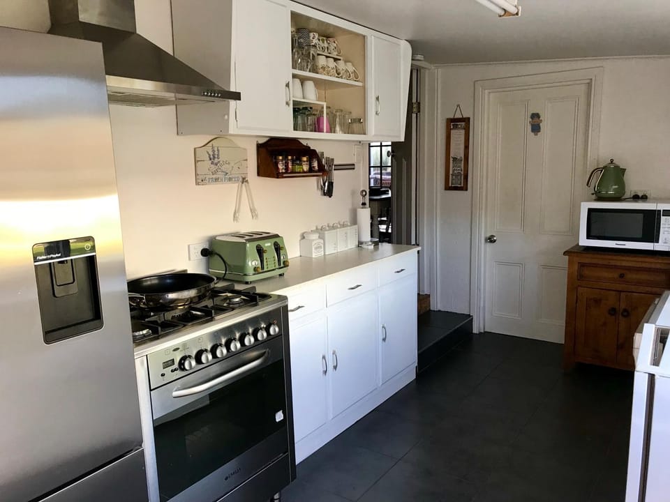 Coffee/tea facilities, Kitchen or kitchenette, dishwasher, oven, stove, toaster