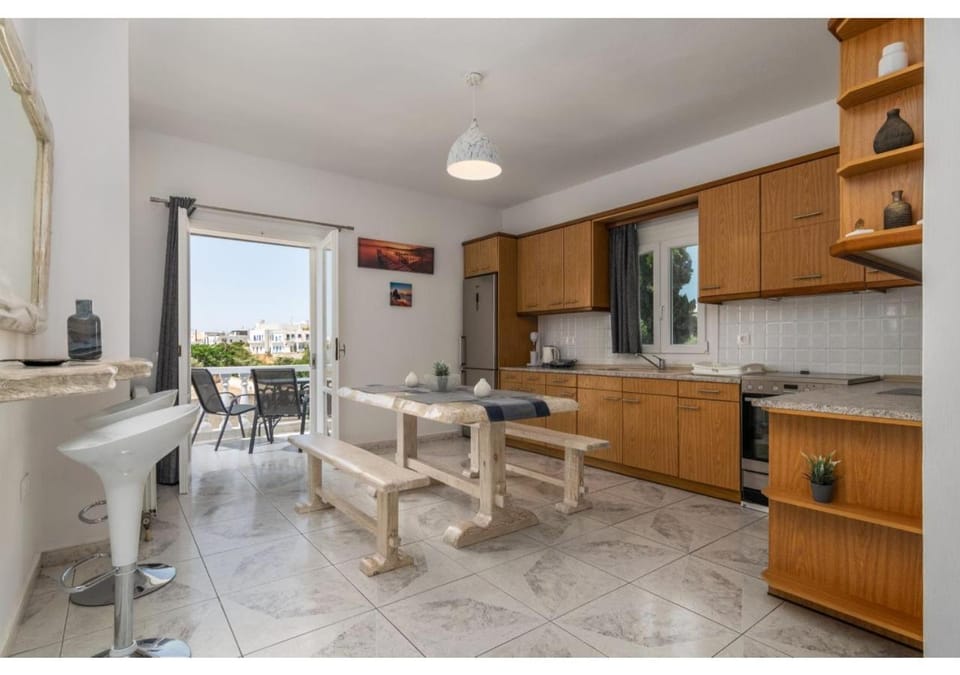 Kitchen or kitchenette, Seating area, Dining area