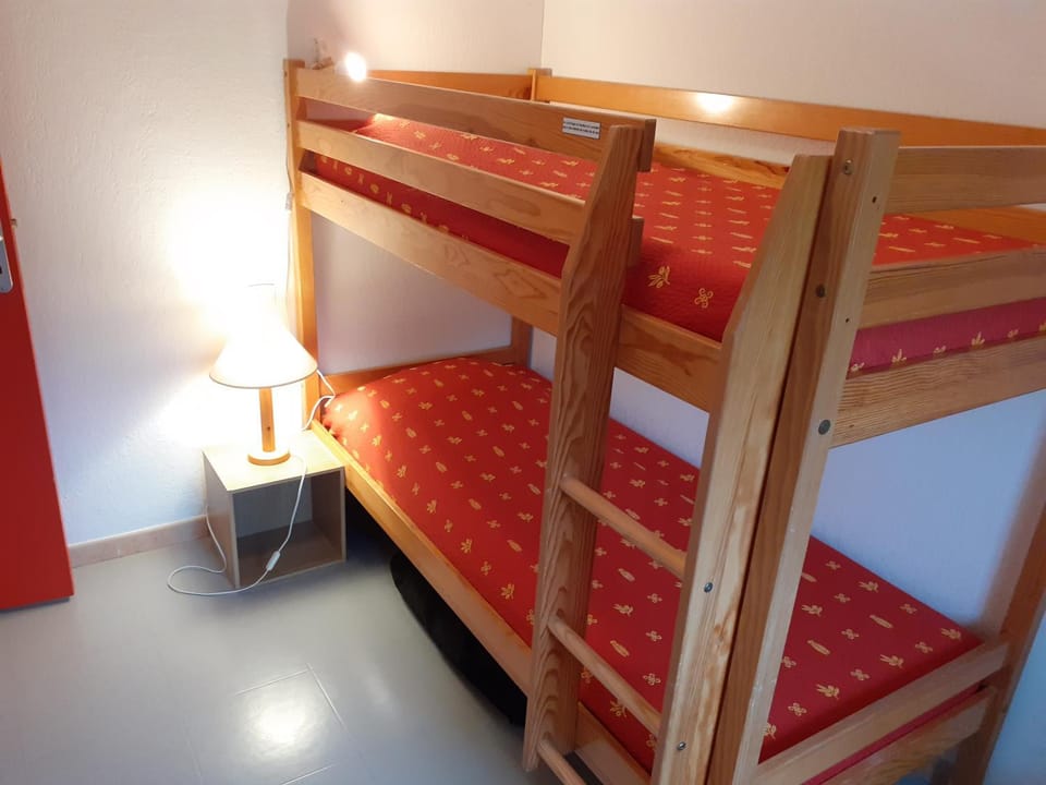 Bedroom, bunk bed