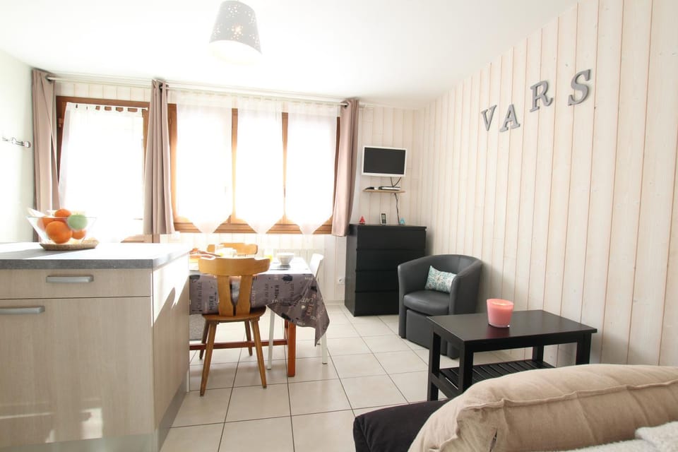 TV and multimedia, Seating area, Dining area
