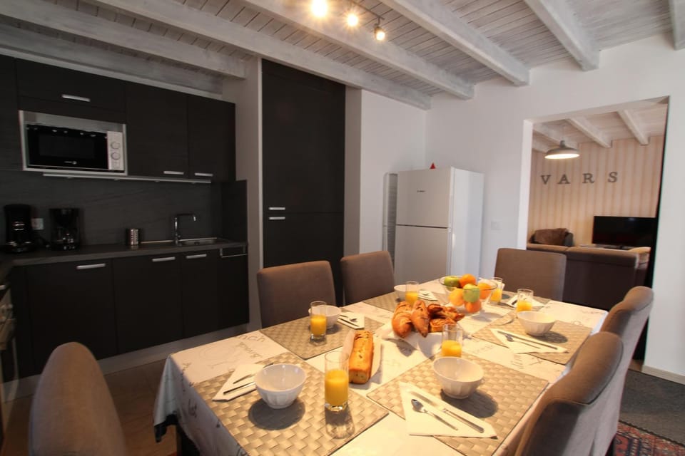 Kitchen or kitchenette, Dining area