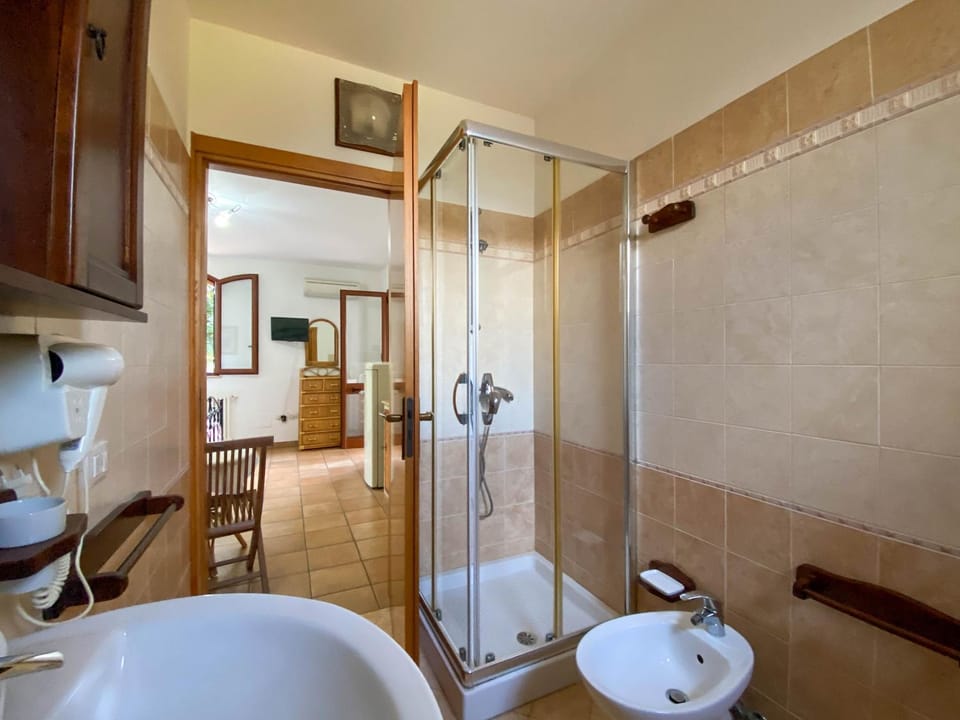 Shower, Toilet, Bathroom, towels