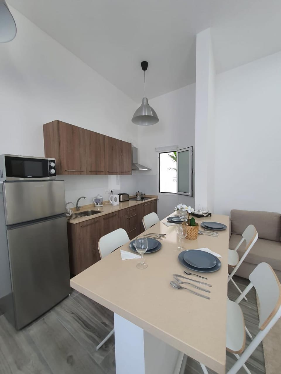 Kitchen or kitchenette, minibar, stove