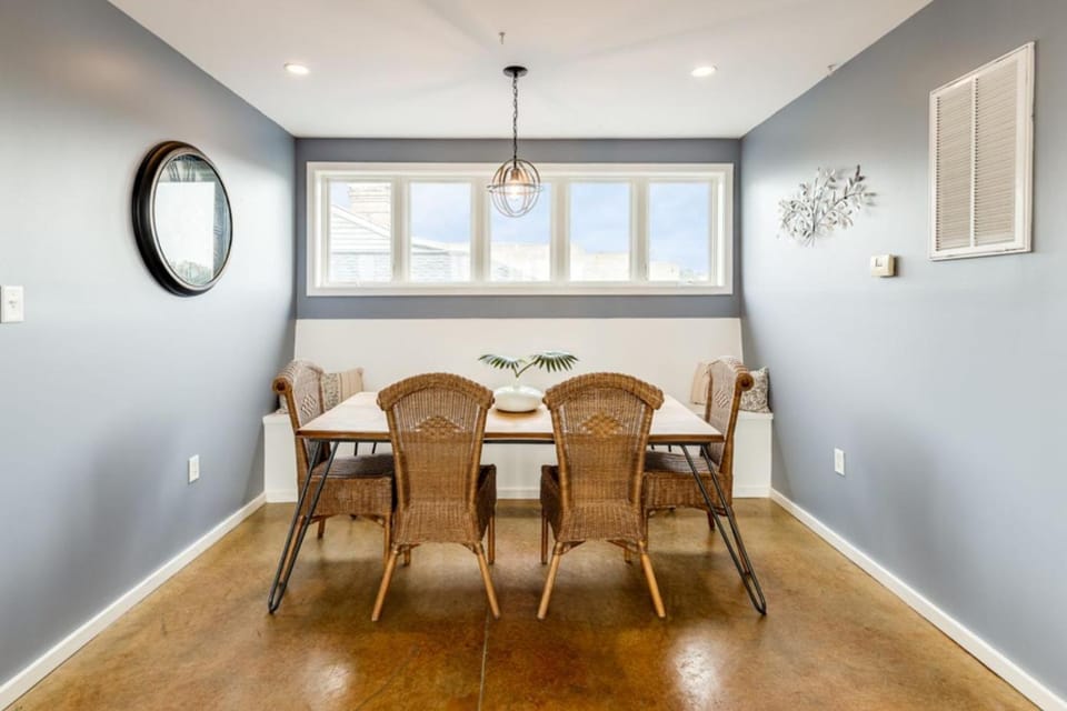 Seating area, Dining area