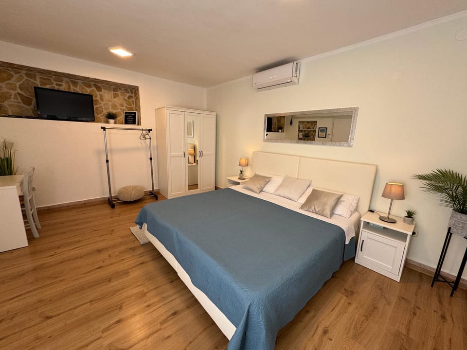 Bed, Bedroom, air conditioner