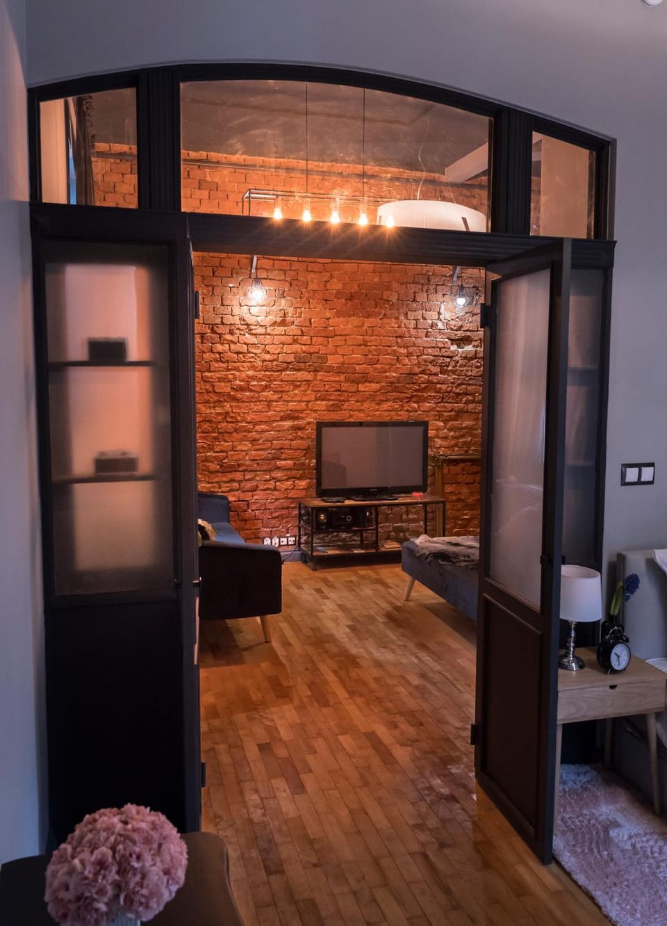 Bed, TV and multimedia, Seating area