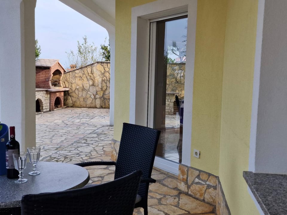 Patio, BBQ facilities