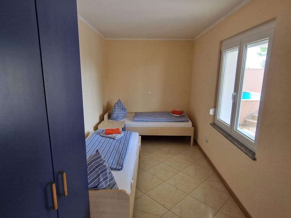 Bed, Photo of the whole room, Bedroom, wardrobe