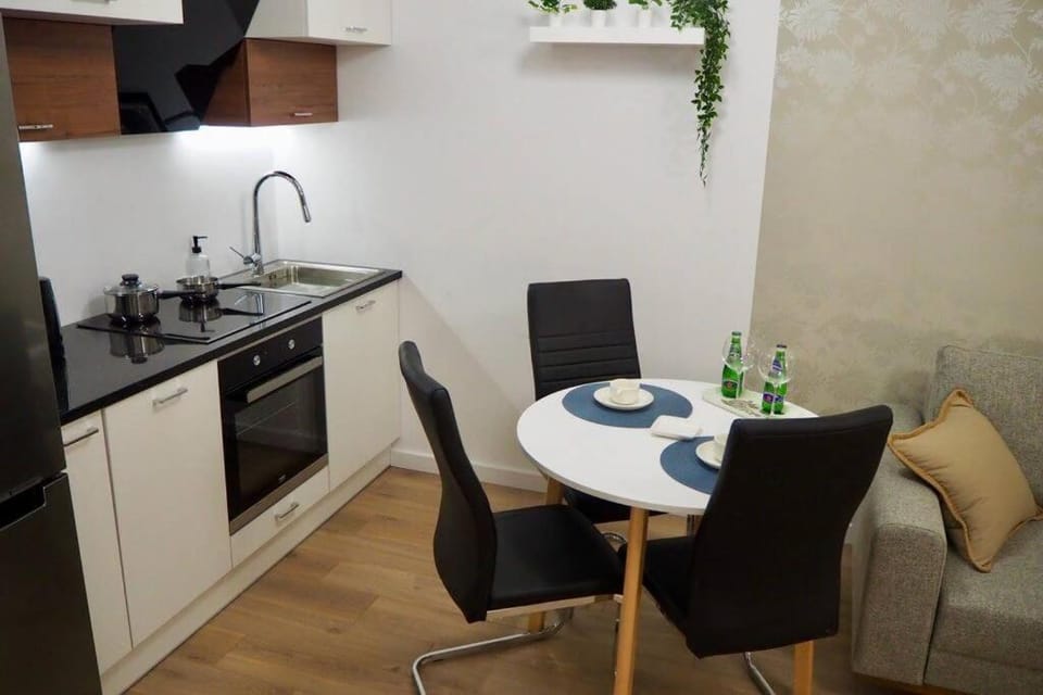 Coffee/tea facilities, Kitchen or kitchenette, Dining area, Meals, Drinks