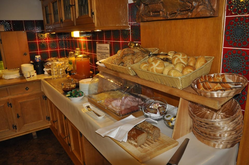 Restaurant/places to eat, Buffet breakfast