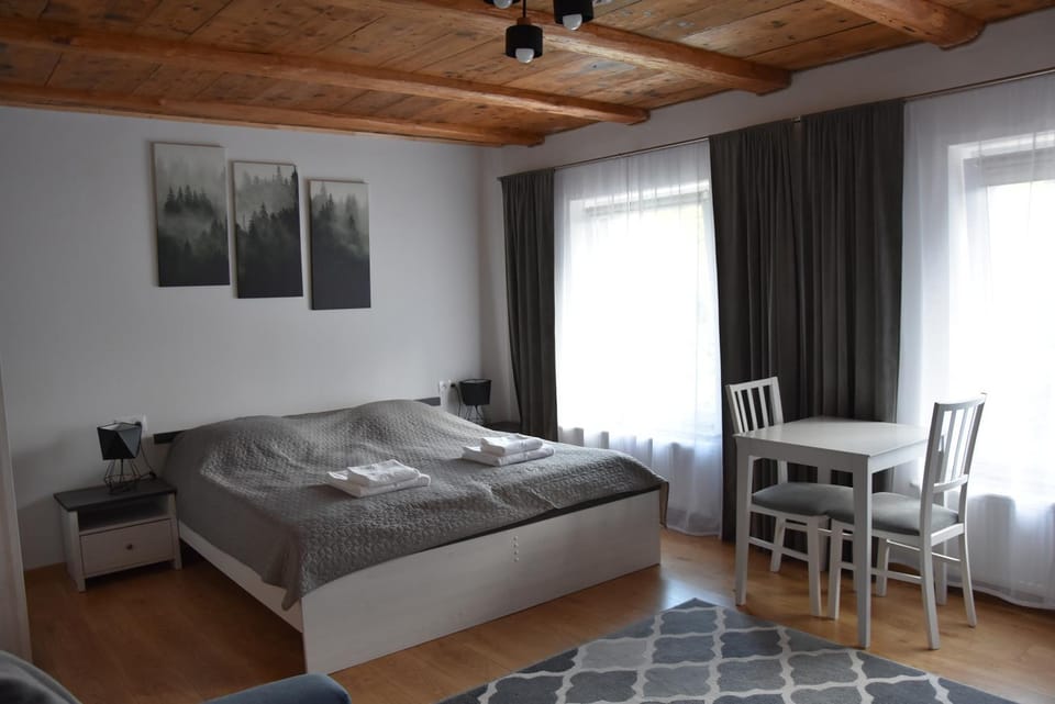 Bed, Photo of the whole room, Seating area