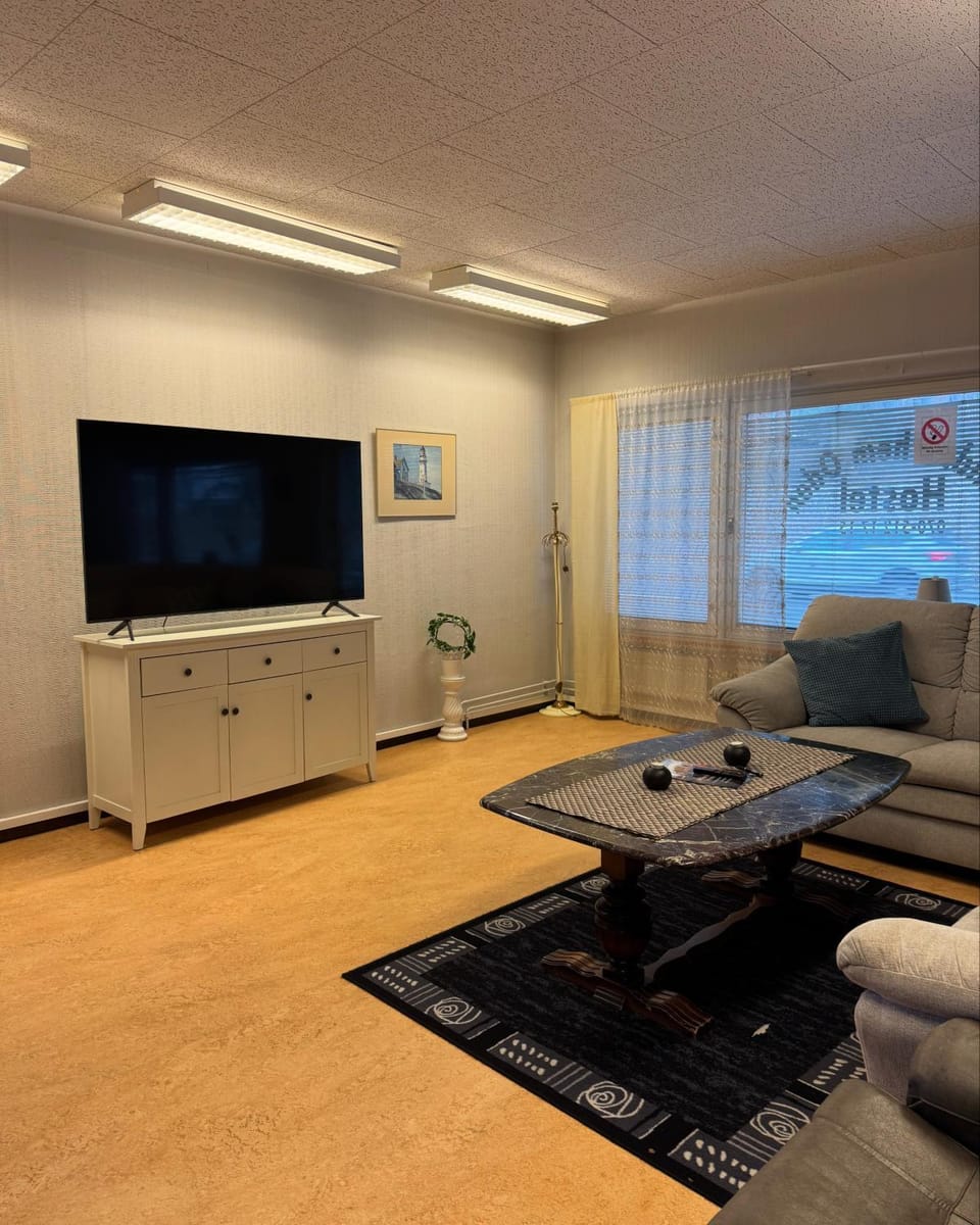 Communal lounge/ TV room, TV and multimedia, Living room, Seating area