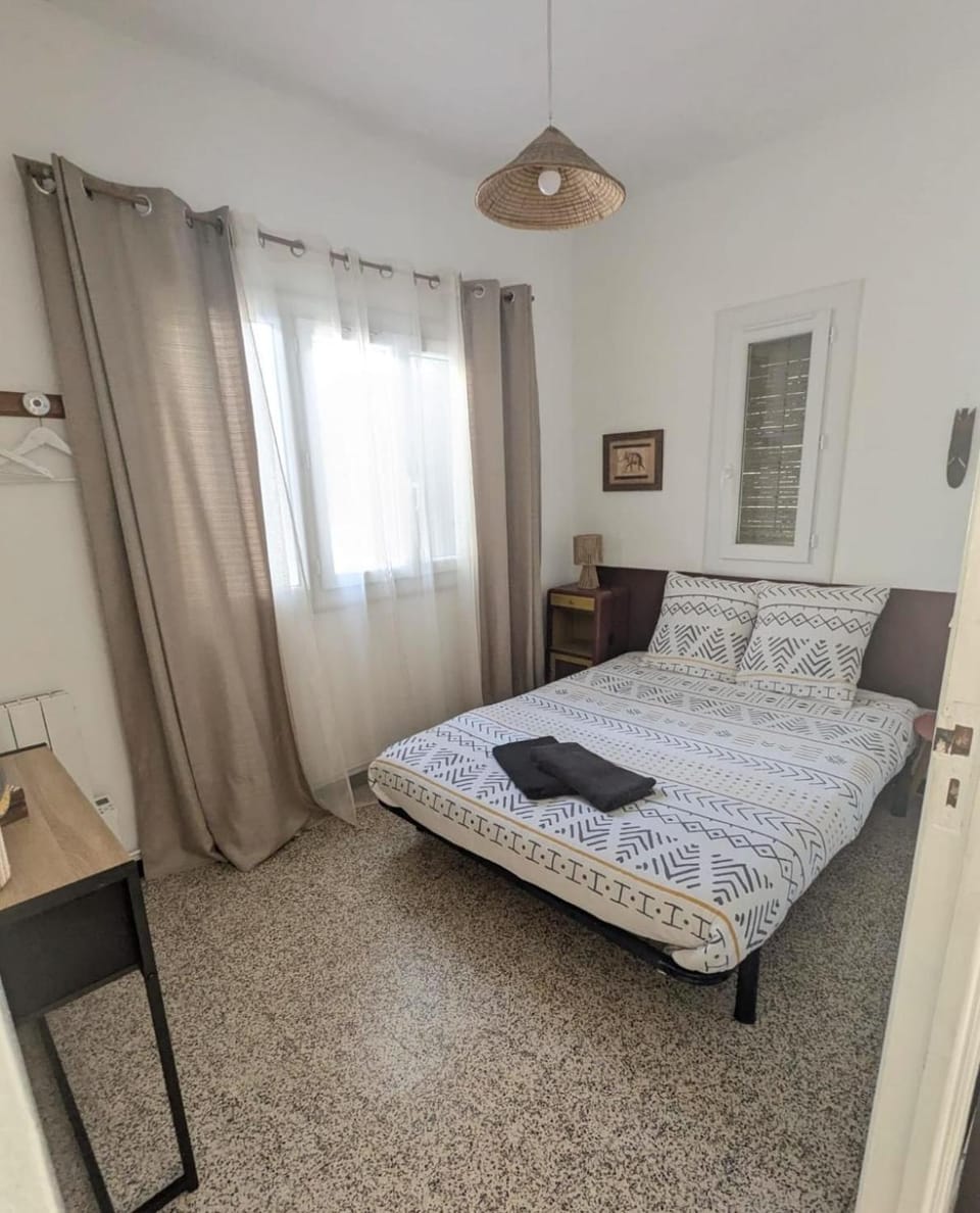 Photo of the whole room, Bedroom