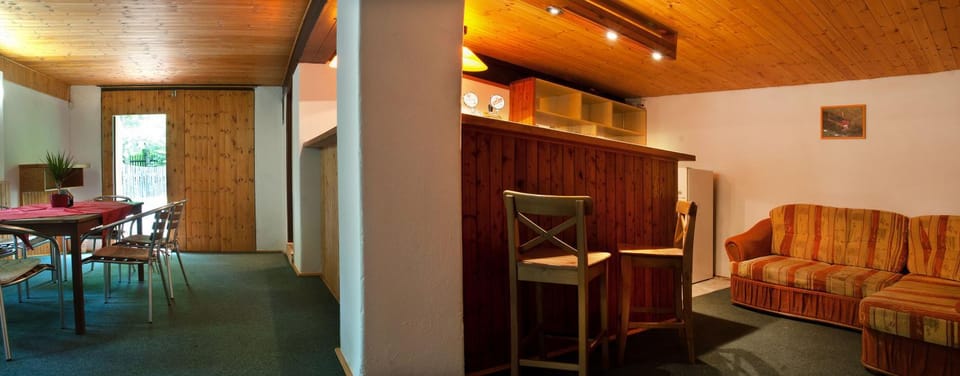 Kitchen or kitchenette, Seating area