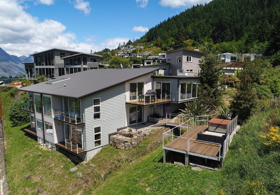 Neighbourhood, Bird's eye view, Hot Tub
