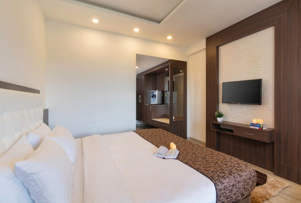 Bed, TV and multimedia, Photo of the whole room, Bedroom