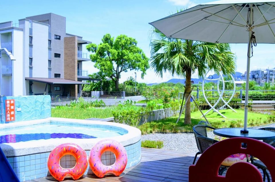 Property building, Patio, Day, Natural landscape, Garden, Evening entertainment, Pool view, Swimming pool, sunbed
