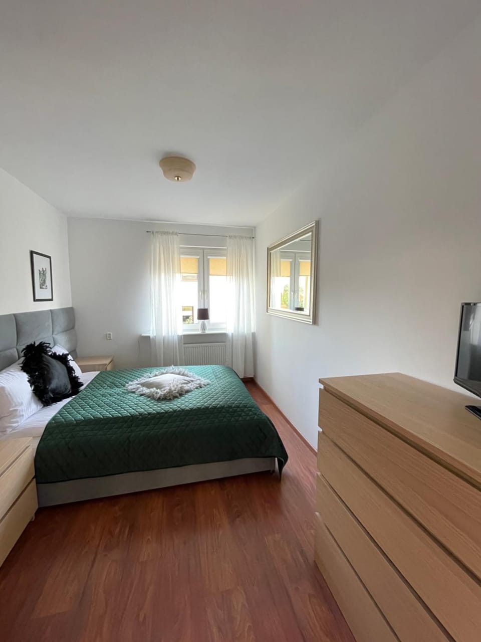 Bed, TV and multimedia, Photo of the whole room, Bedroom, towels