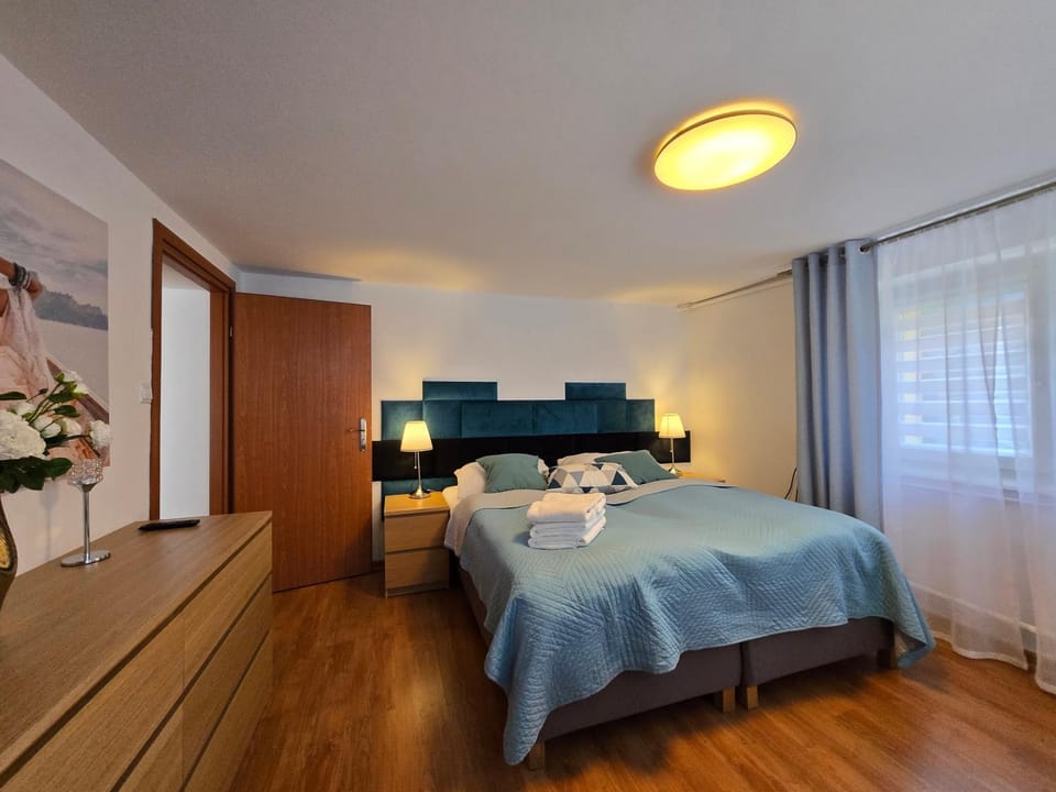 Bed, Photo of the whole room, Bedroom, towels