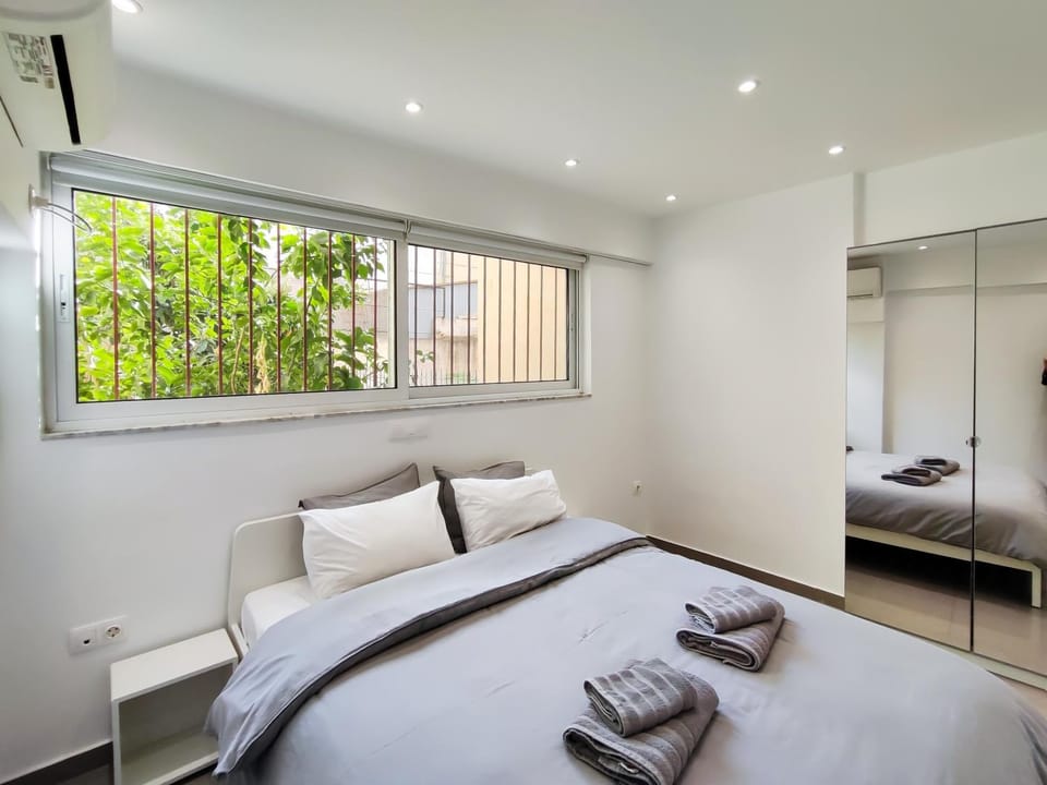 Bed, Bedroom, towels, wardrobe