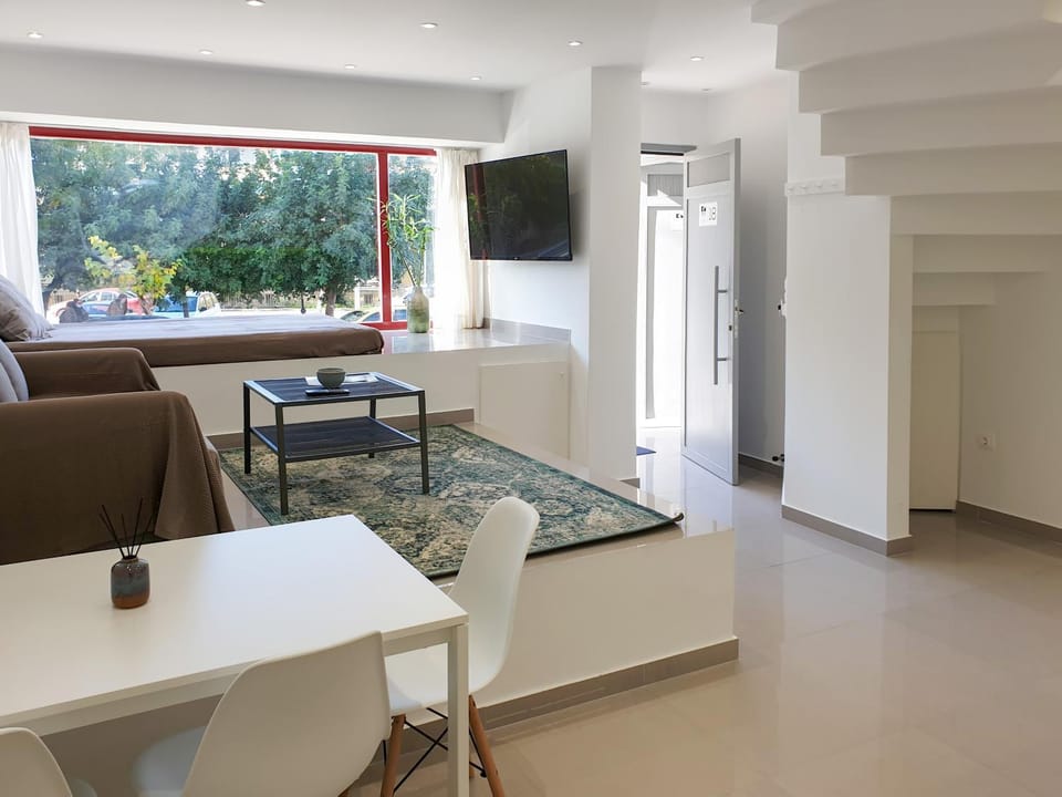 TV and multimedia, Living room, Seating area, Dining area