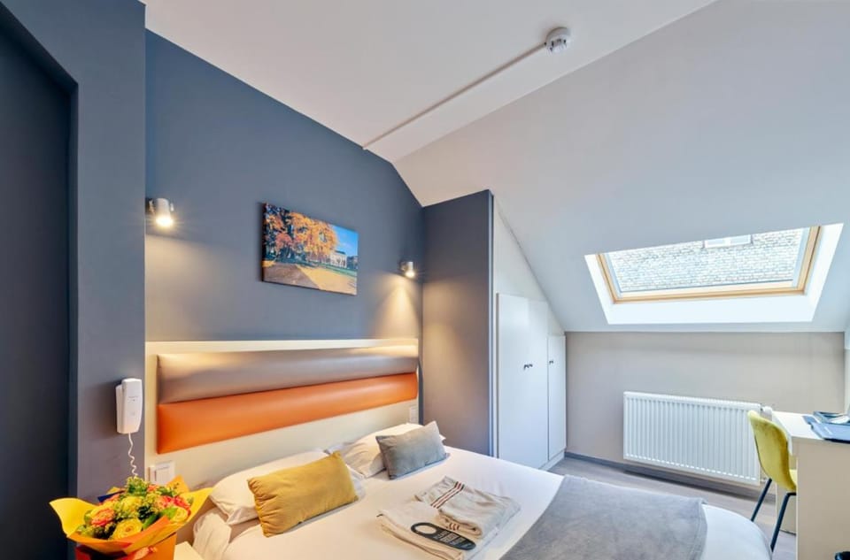 Bed, Photo of the whole room, Seating area