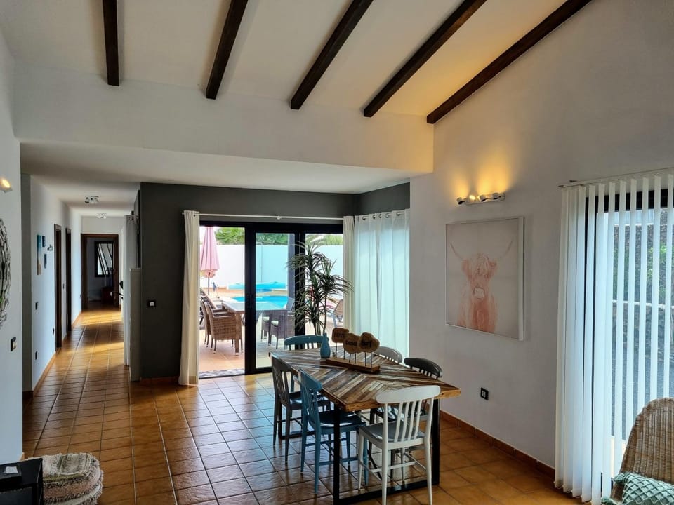 Beautiful spacious villa with private heated pool in Lajares Villa in Lajares