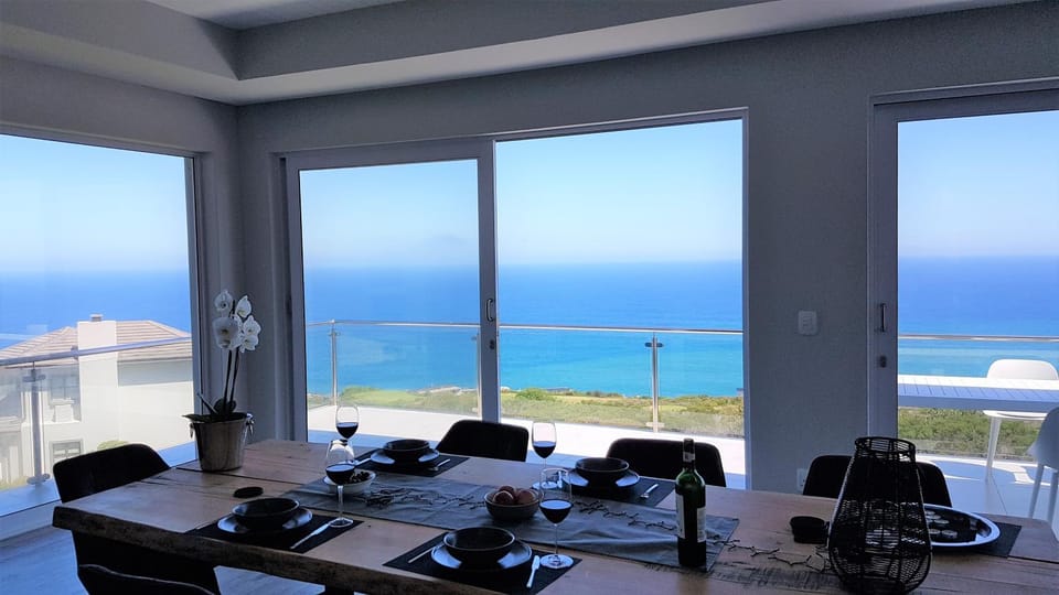 Photo of the whole room, Sea view