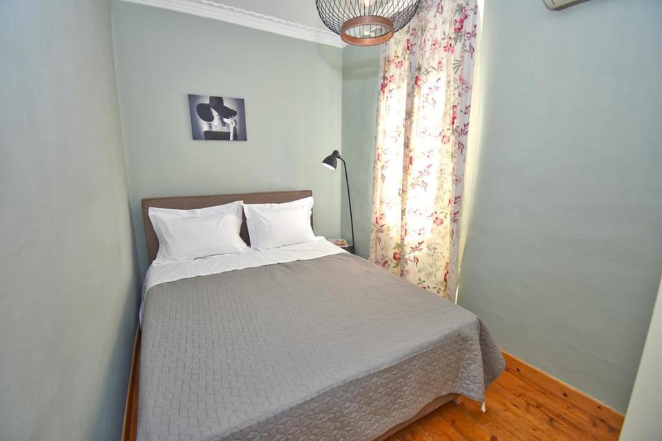 Property building, Bed, Bedroom