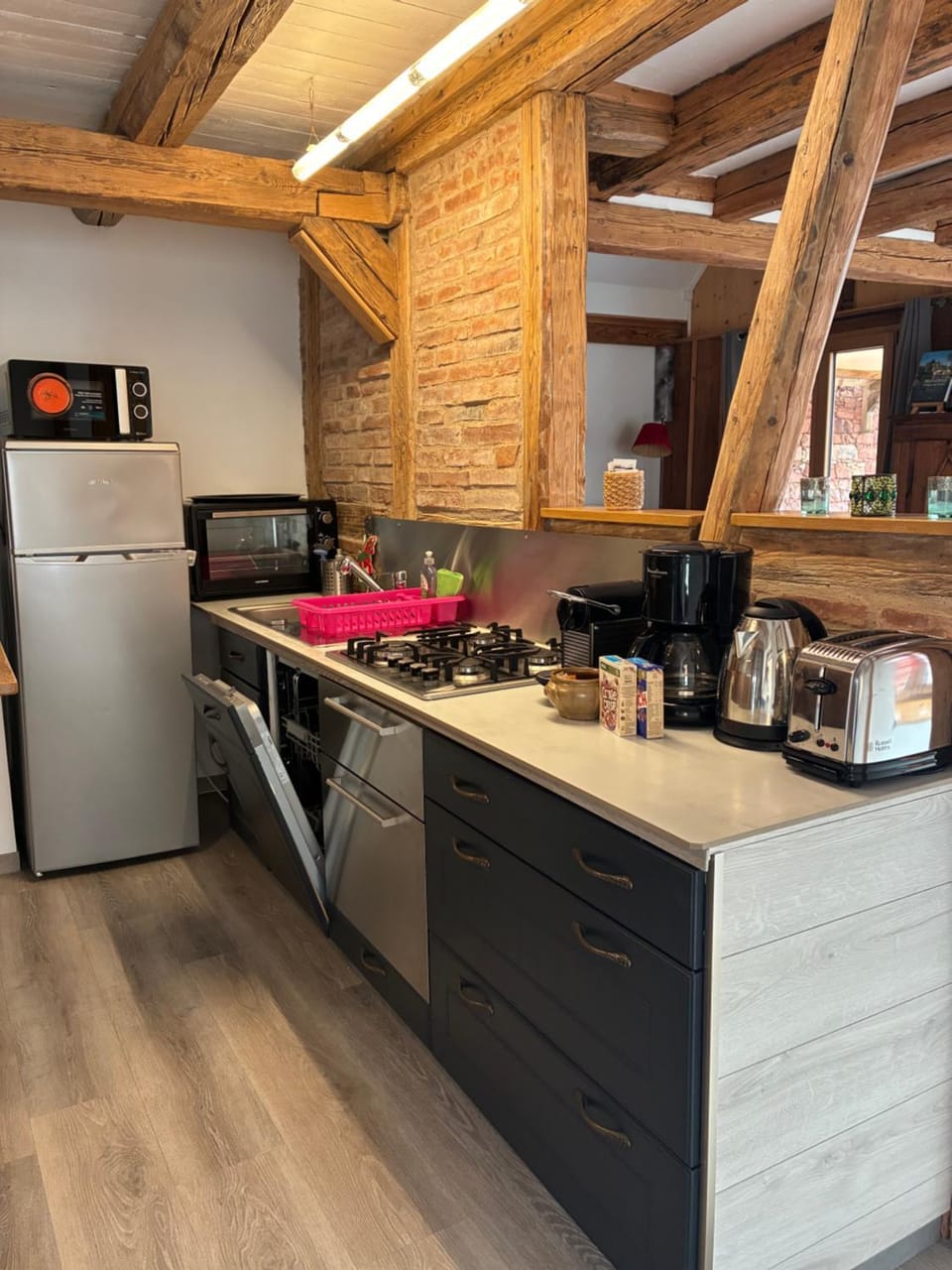 Coffee/tea facilities, Kitchen or kitchenette, oven, stove, toaster