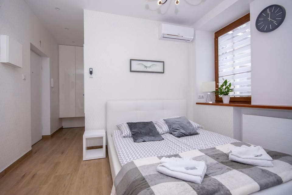 Bed, Photo of the whole room, Bedroom, towels, air conditioner