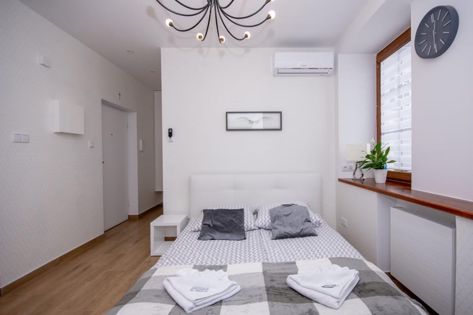 Bed, Photo of the whole room, Bedroom, towels, air conditioner