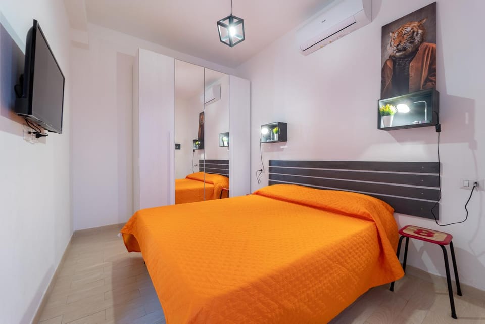 Bed, TV and multimedia, Living room, Photo of the whole room, Evening entertainment, Bedroom