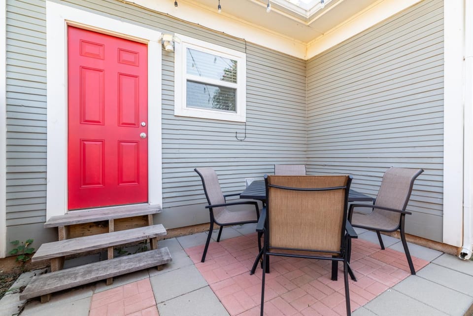 Patio, Day, Dining area