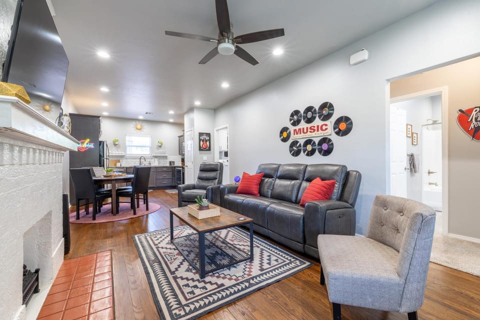 TV and multimedia, Kitchen or kitchenette, Living room, Seating area, Dining area, Evening entertainment, fireplace