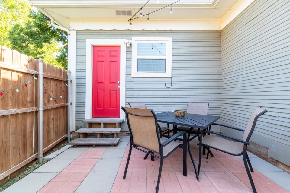 Property building, Patio, Day, Balcony/Terrace