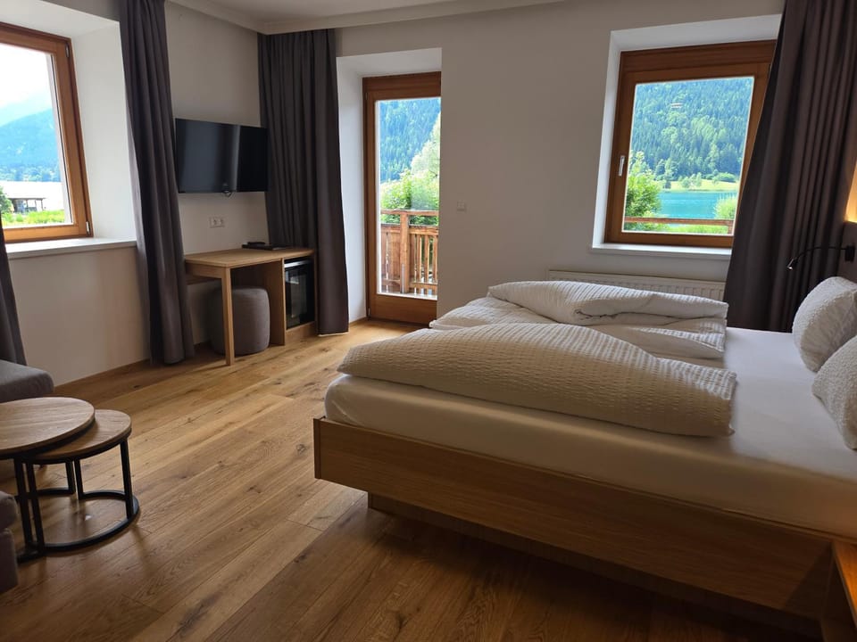 Bed, Living room, Seating area