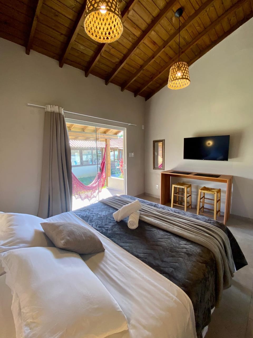 Bed, TV and multimedia, Photo of the whole room, Evening entertainment, Bedroom, towels