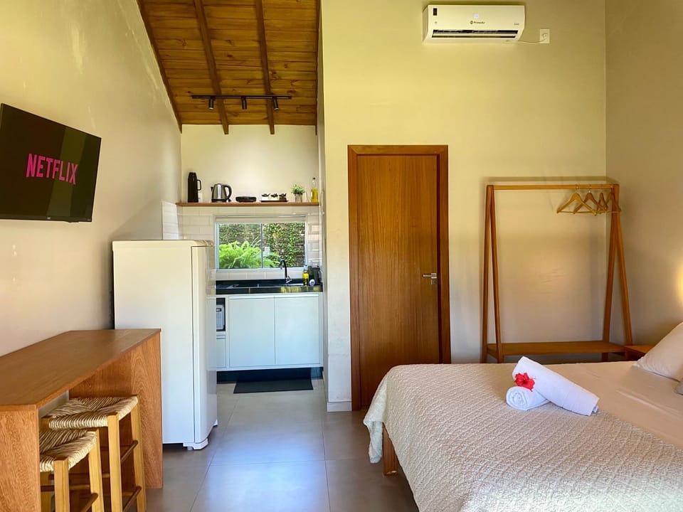 Bed, TV and multimedia, Kitchen or kitchenette, Photo of the whole room, Bedroom, towels, wardrobe, air conditioner